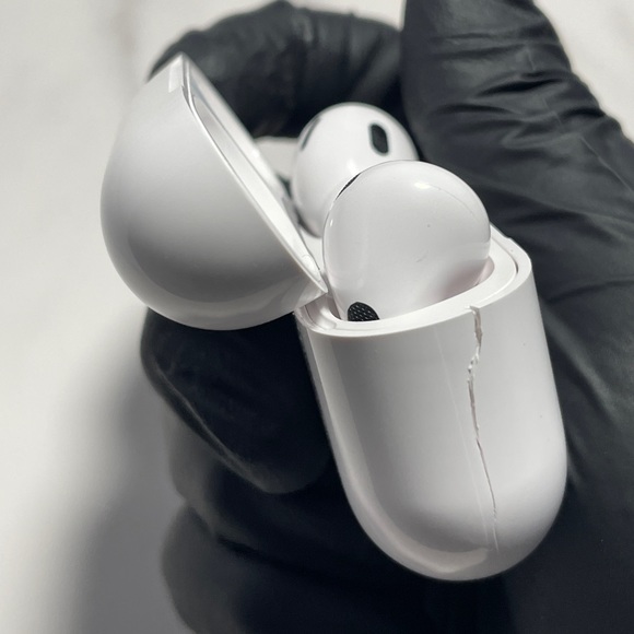 Airpods pro 2nd (used) - Picture 4 of 5